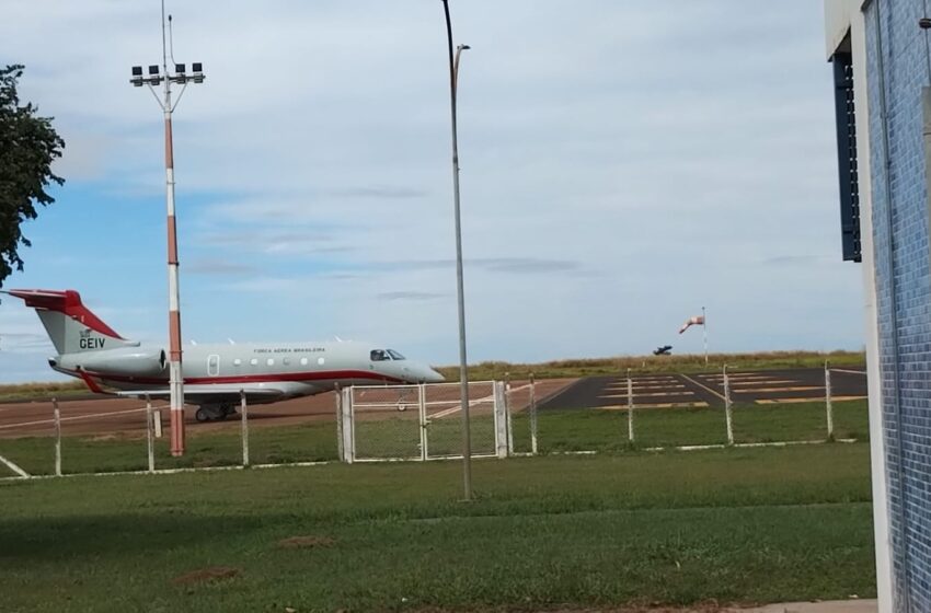  Aeronave da FAB sobrevoa Barretos em operação de inspeção aérea