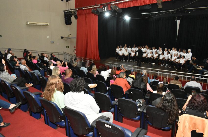  Coral do CEU das Artes emociona público com clássicos da música brasileira no Cine Barretos