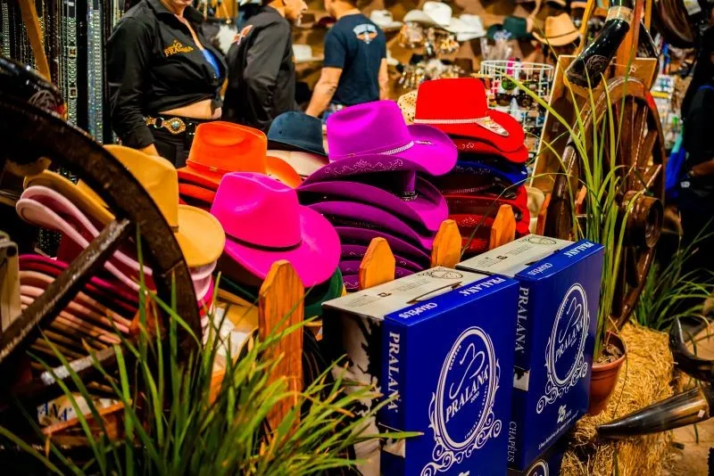  Moda sertaneja transforma a Festa do Peão em vitrine de estilo e sofisticação