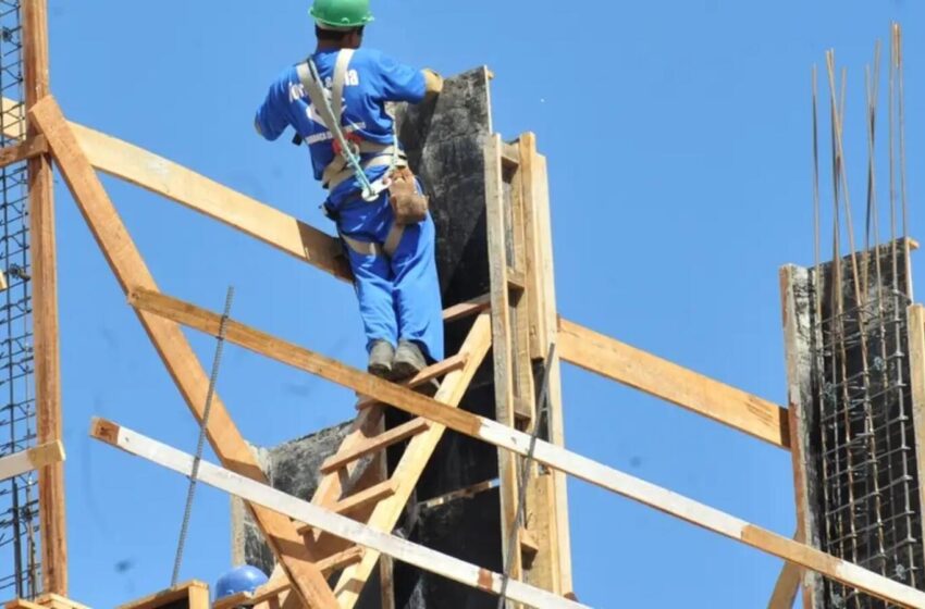  Crédito caro reduz intenção de investimento da construção ao menor nível desde 2023