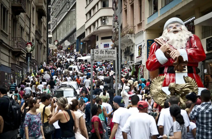  Comércio e serviços devem abrir 118 mil vagas no 4º trimestre; varejo mira Natal e mantém cautela para 2026