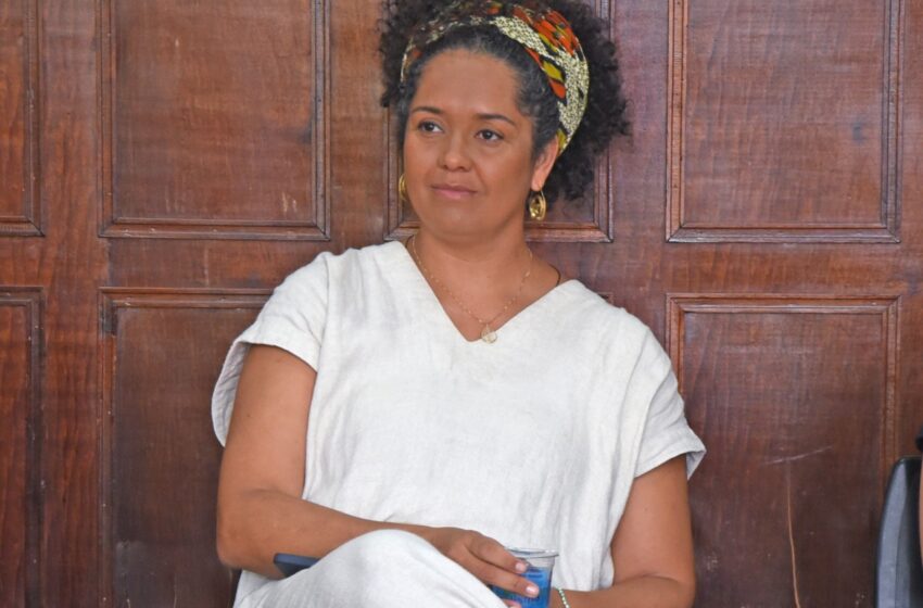 Escritora Bianca Santana fala sobre literatura, identidade e igualdade racial em visita à Biblioteca de Barretos