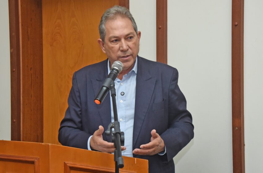 Prefeito Odair Silva realiza primeira live e fala sobre obras, calçadão e limpeza de córrego