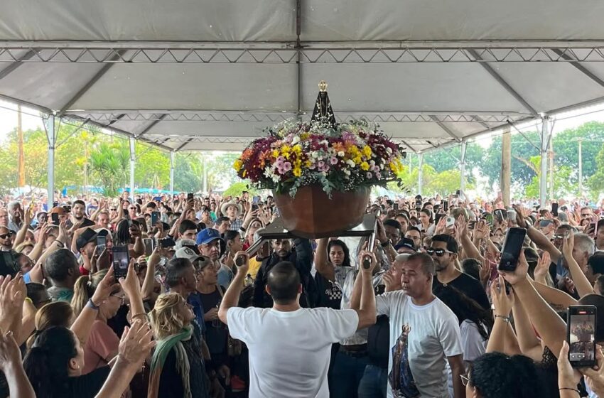 Caminhada em homenagem a Nossa Senhora Aparecida reúne milhares de devotos