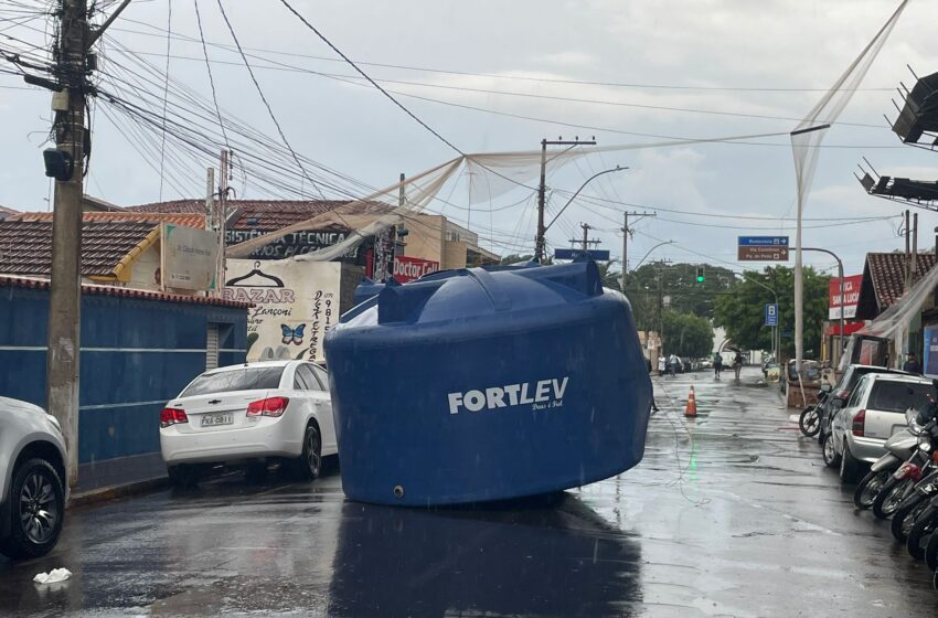 Temporal causa estragos e derruba caixas d’água em Barretos
