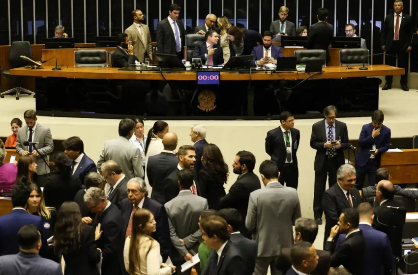  Câmara aprova projeto que dificulta abortos legais em crianças