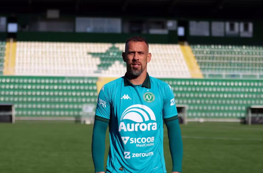  Rafael Santos, goleiro barretense, conquista acesso à Série A com a Chapecoense