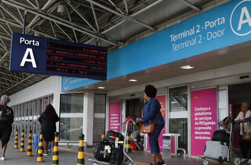 Companhias aéreas flexibilizam voos para o Rio após operação policial com mais de 100 mortos