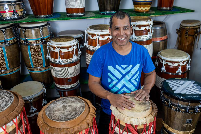  Tambor, identidade e resistência: artesão Luiz Poeira conta sua trajetória em meio ao mês da Consciência Negra