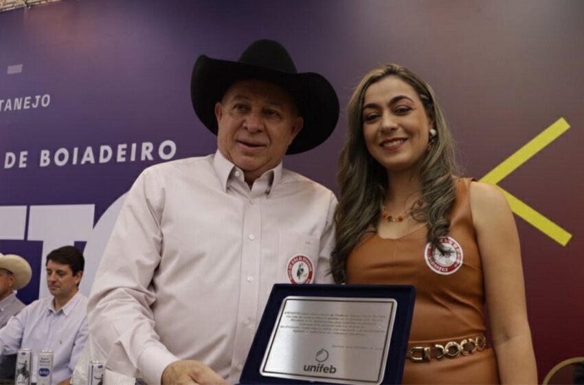  UNIFEB homenageia presidente de Os Independentes durante cerimônia de posse