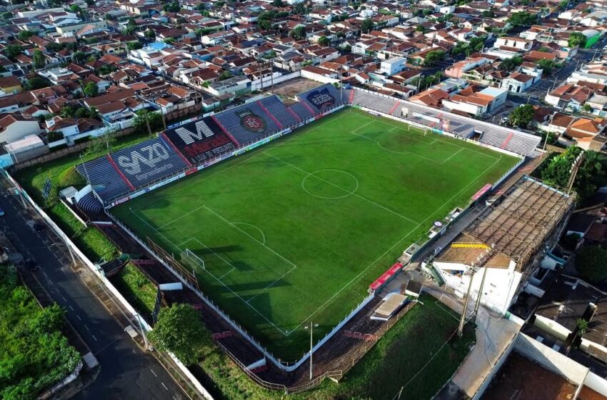  Jogo das Estrelas reúne ídolos do futebol em ação solidária no Estádio Antônio Gomes Martins