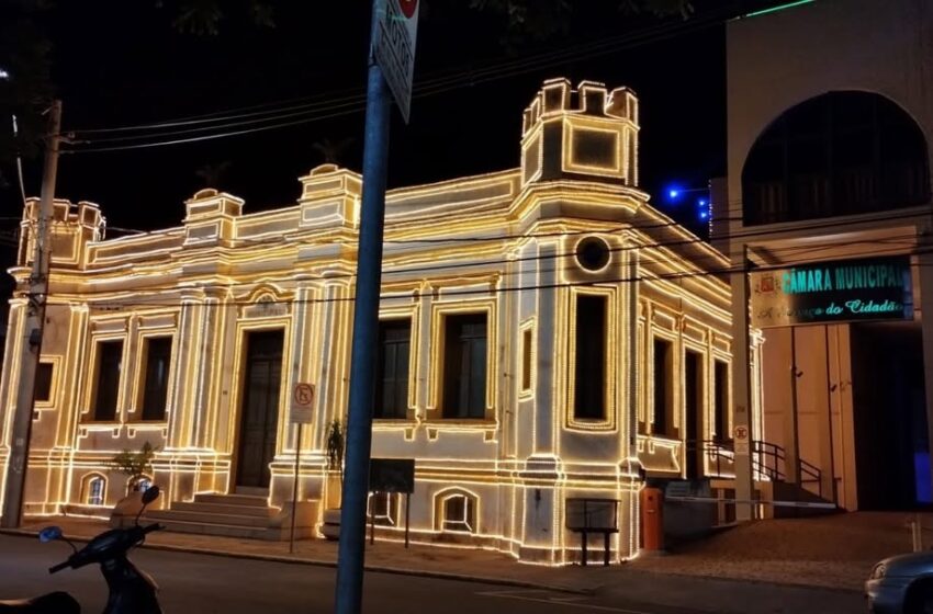  Fachada do Museu Ruy Menezes recebe iluminação especial e atrai novo olhar da população