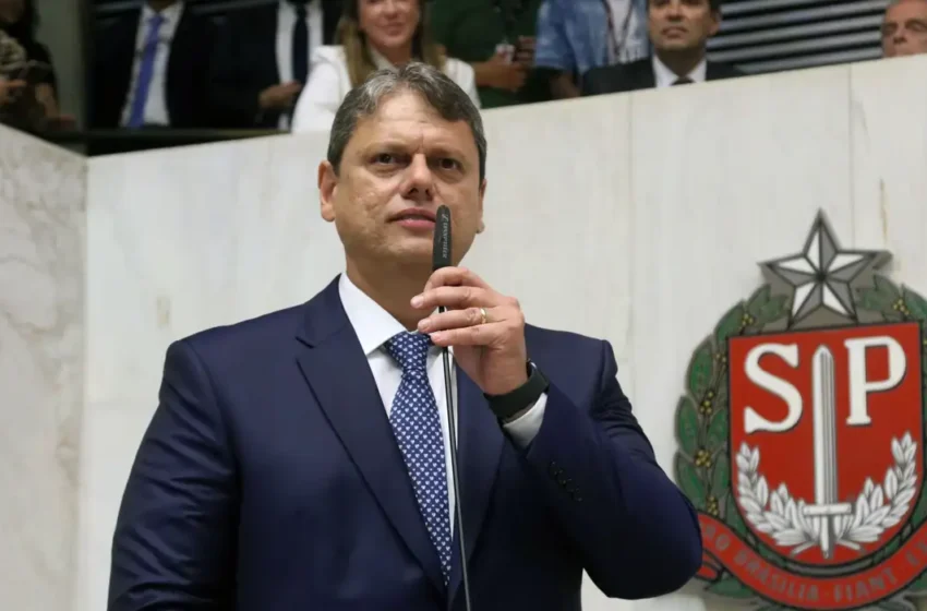  Tarcísio de Freitas se afasta do governo de SP por 17 dias e vice assume comando