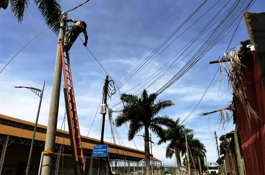  CPFL substitui postes antigos por estruturas de concreto na antiga Colônia da Fepasa