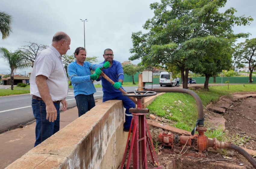  SAAE realiza manutenção em comporta do Parque dos Lagos para prevenir enchentes