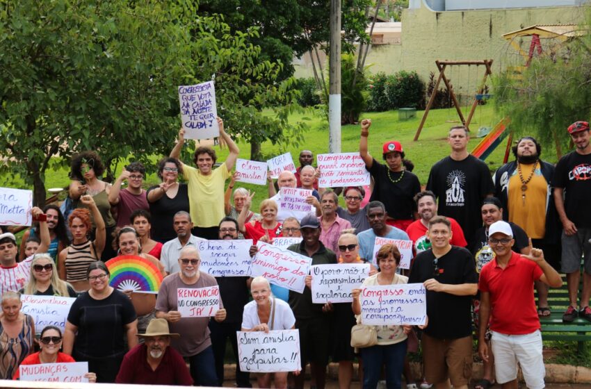  Manifestação contra PL da Dosimetria reúne lideranças políticas e de movimentos sociais na Praça Primavera, em Barretos