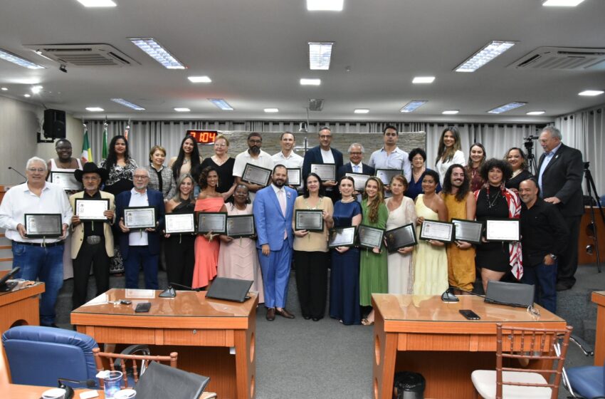  Itamar Alves entrega Diploma Cultural “Adonias Garcia” em sessão solene na Câmara Municipal