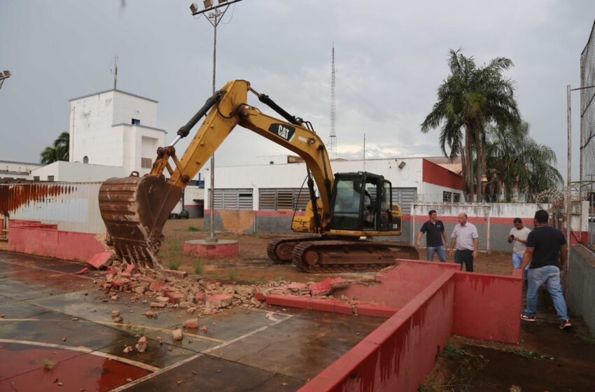 SAAE Barretos inicia demolição de antiga quadra dos Bombeiros para construção de novos reservatórios de água