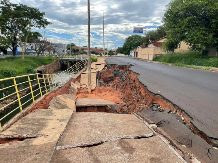  Novo desabamento na Avenida 7 reacende debate sobre obra executada na gestão de Paula Lemos