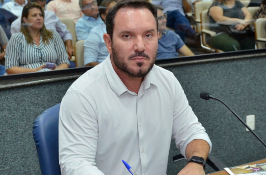  Malaman pede explicações sobre entrega de materiais e uniformes escolares