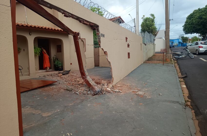  Motorista perde controle, invade calçada e atinge muro de residência na área central
