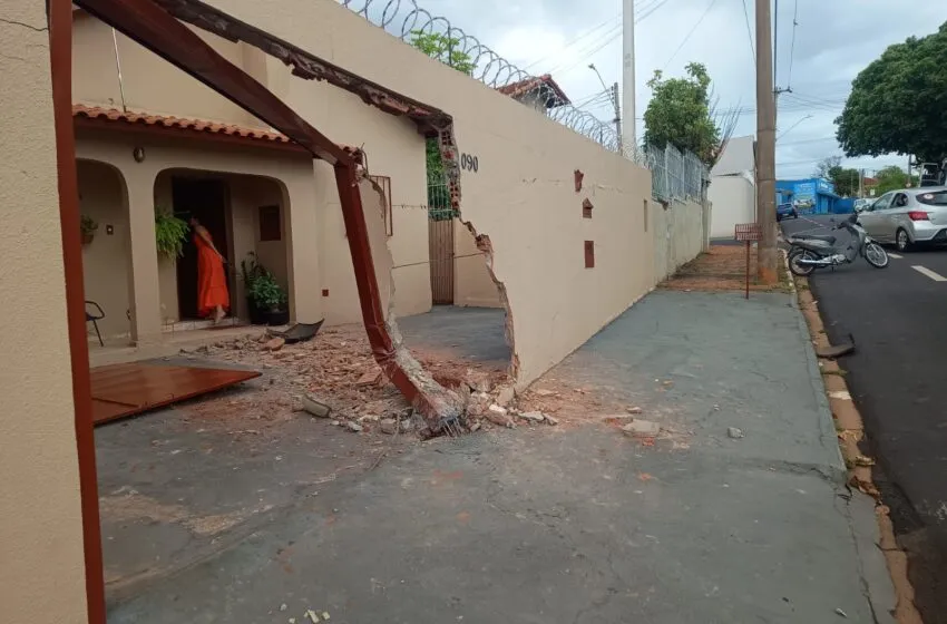  Motorista perde controle, invade calçada e atinge muro de residência na área central