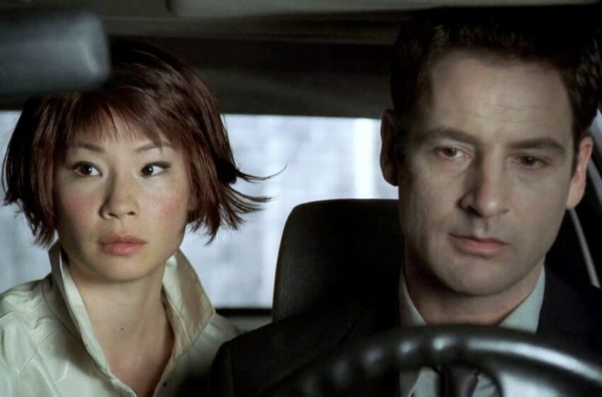  “Entre espionagem e manipulação mental: ‘Cypher’ mergulha em um universo de paranoia tecnológica