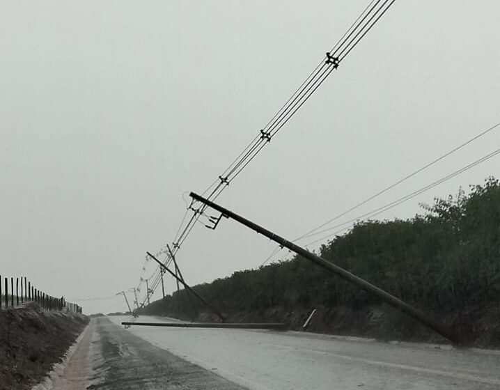  Vento e chuva derrubam postes em vicinal entre Barretos e Jaborandi