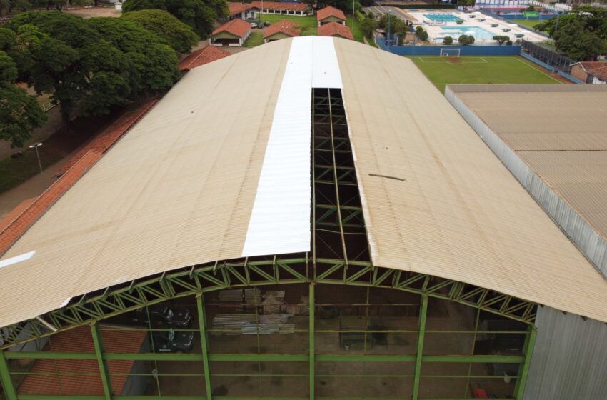  Prefeitura realiza melhorias no telhado da Cavalaria da Polícia Militar