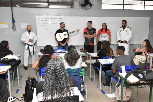  Cursos gratuitos do CEU das Artes são divulgados em escola estadual de Barretos