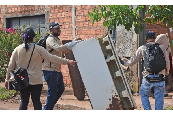  Mutirão contra a dengue recolhe 21 toneladas de materiais no bairro Leda Amêndola