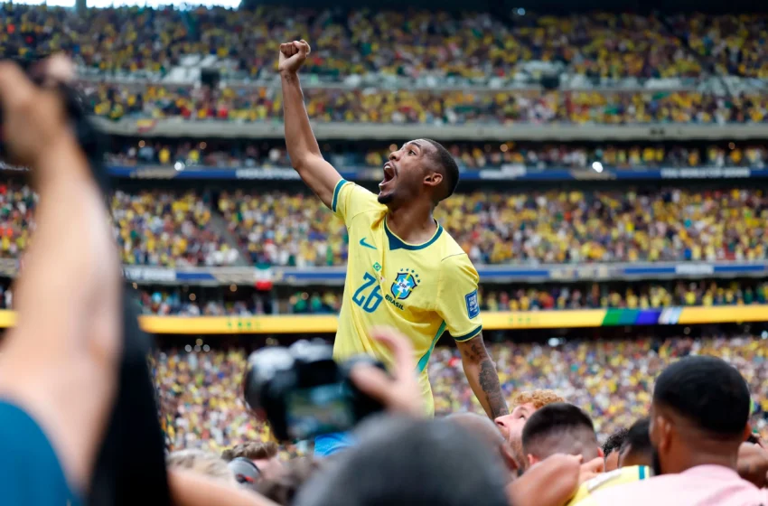  Brasil vence Japão de virada e garante vaga nas oitavas da Copa do Mundo