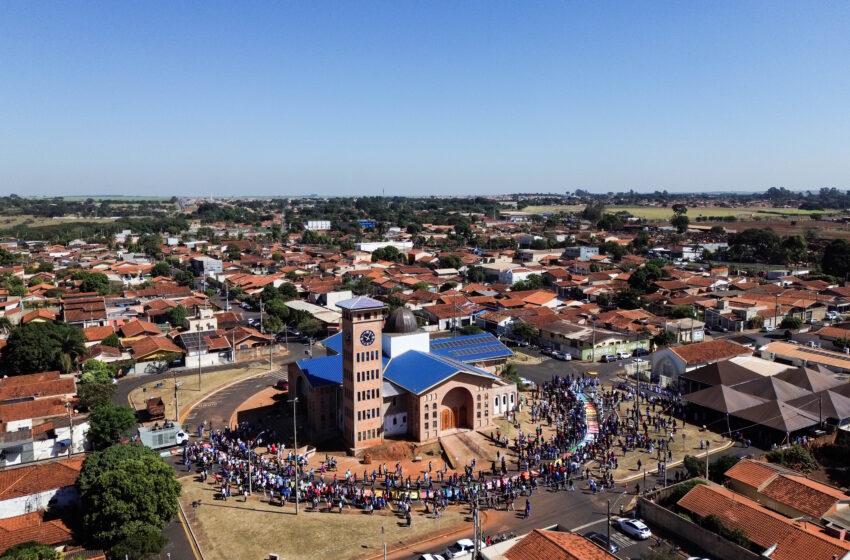  Tradição de Corpus Christi reúne fiéis e colore ruas com tapetes na Minibasílica em Barretos