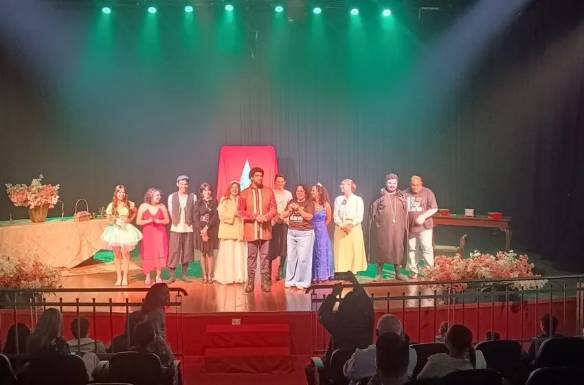  ‘A Linda Rosa Juvenil’ encanta público com humor, criatividade e efeitos de luz