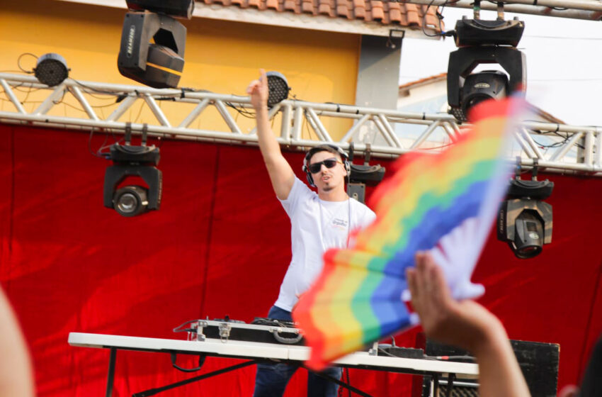  DJ Junior Gerolim: a batida do tribal que embala as Paradas LGBTQIA+ e fortalece a diversidade